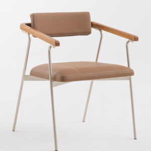 Cadeira Linea Cadeira com braço de madeira